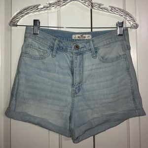 high-rise hollister denim light wash shorts